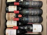 plusieurs bouteilles de vin dans une caisse sur la table