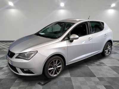 la voiture argentée est garée sur un carrelage à carreaux