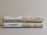 deux rouleaux de papier posés sur une table