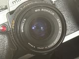 un gros plan d'un appareil photo muni d'un objectif