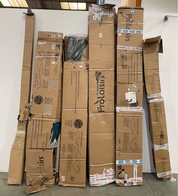 boîtes empilées dans une pièce