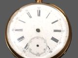 une montre de poche ancienne avec des chiffres romains et des chiffres romains sur le cadran