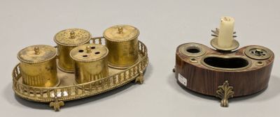 deux types différents d'objets en laiton posés sur une table
