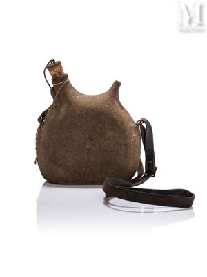 le sac est marron et est muni d'une bandoulière marron
