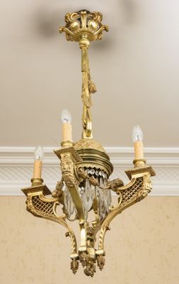 un lustre en or suspendu au plafond d'une pièce