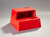 une boîte rouge posée sur une table