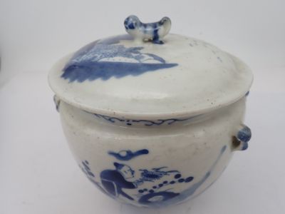 un bol bleu et blanc avec un couvercle sur une table