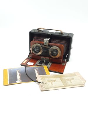 une vieille photo représentant un appareil photo et quelques vieilles photos