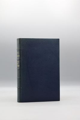 un livre à la couverture noire posé sur une surface blanche