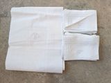 trois serviettes blanches et deux serviettes blanches par terre