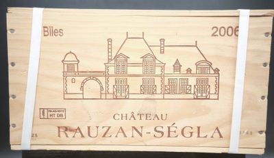 une boîte en bois sur laquelle est dessiné un château