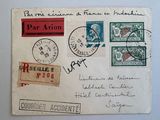 une vieille carte postale couverte de timbres, posée sur une table