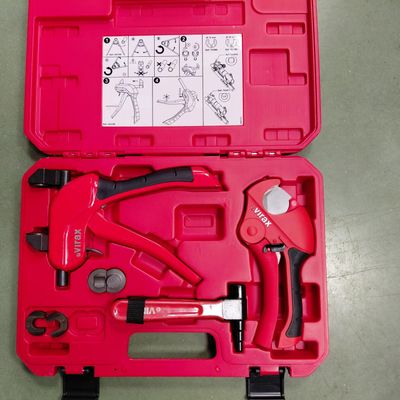 une caisse à outils rouge avec des outils sur le sol