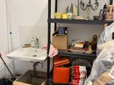 une photo d'une pièce en désordre avec des toilettes et un lavabo