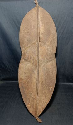 SOUDAN DINKA / NUER - Grand bouclier en cuir tribal à motifs géométriq