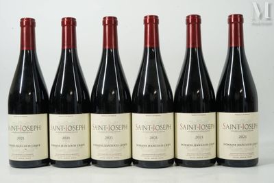 six bouteilles de vin sont alignées sur une table