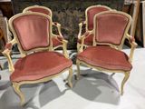 paire de chaises anciennes de style français, dont les assises sont recouvertes de velours rouge