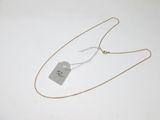gros plan d'un collier auquel est attachée une étiquette