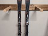 une paire de skis posée sur un support dans un garage