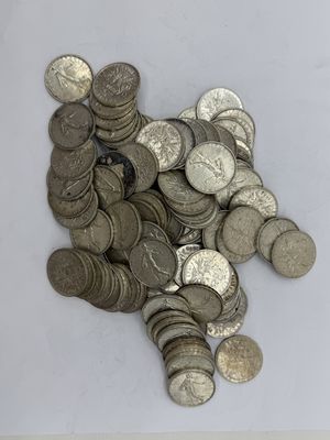 une pile de pièces d'argent sur une surface blanche