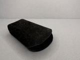 une mallette noire posée sur une table