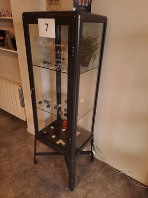 2 vitrines en métal laqué gris vitrée toutes faces à 1 vantail (manque - Photo 1