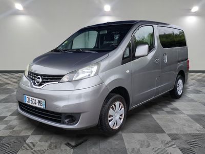 La camionnette argentée est garée sur un sol en damier dans un garage