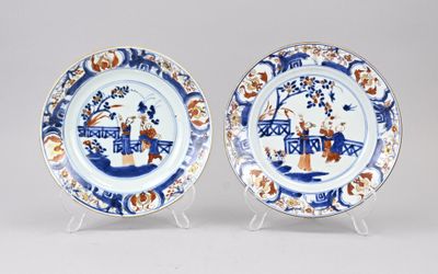 paire d'assiettes chinoises bleues et blanches ornées de personnages et de fleurs