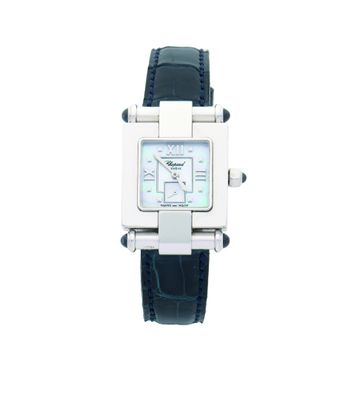 une image d'un gros plan d'une montre-bracelet sur un fond blanc