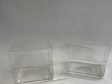 une paire de vitrines en acrylique transparent