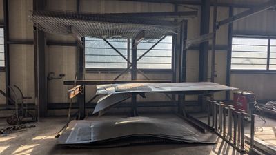 une grande pièce dans laquelle se trouvent une table et plusieurs chaises