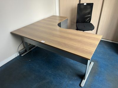 Bureau avec caisson en retour, chaise dactylo et étagère en …