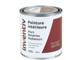 gros plan d'un pot de peinture sur fond blanc