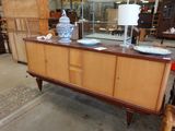 une photo d'un présentoir de meubles dans un magasin