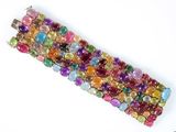 une image représentant un bracelet multicolore posé sur une surface blanche