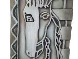peinture représentant une tête de cheval sur un bloc de pierre, avec un mur de briques en arrière-plan