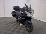une moto qui est garée dans une pièce dont le sol est en damier
