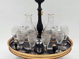un plateau sur lequel sont posés de nombreux verres à vin
