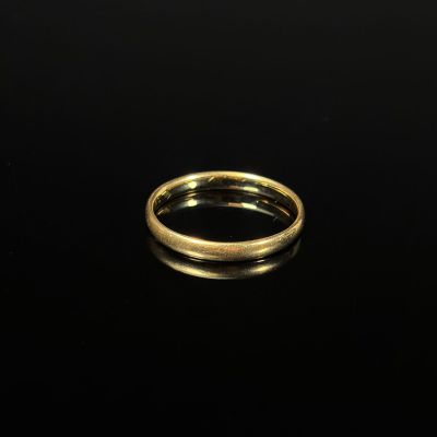 un anneau d'or sur une surface noire