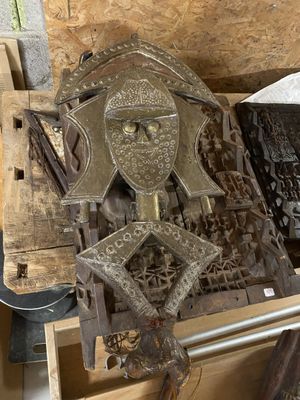 une boîte en bois remplie de vieux objets en métal, posée sur une table