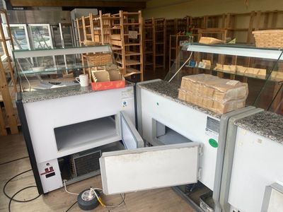 un réfrigérateur ouvert au milieu d'une pièce