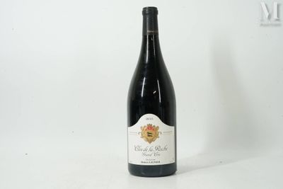 une bouteille de vin posée sur une table