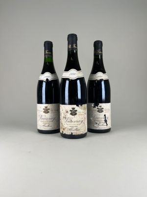 trois bouteilles de vin posées sur une table