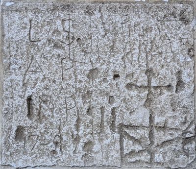 une image montrant un gros plan d'un bloc de pierre sur lequel figurent des inscriptions