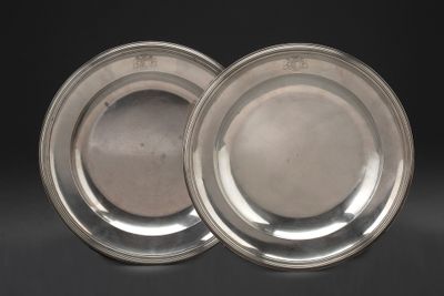 paire d'assiettes argentées sur fond noir