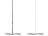 une paire de lampadaires en métal chromé avec un abat-jour en verre blanc