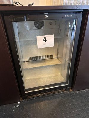 un petit réfrigérateur sur lequel est inscrit le chiffre 4