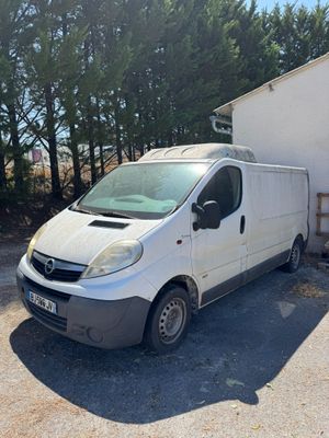 une camionnette blanche garée devant un bâtiment