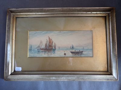 tableau encadré représentant des bateaux sur un plan d'eau