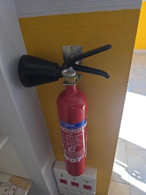 un extincteur fixé au mur d'une pièce